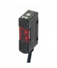 Tárgyreflexiós fotoelektromos kapcsoló. Érzékelési távolság: 700 mm. PNP kimenet. Függoleges kicitel 2 méter beöntött kábellel.