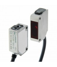 Fotoelektromos érzékelő rozsdamentes acél tokozásban, adó-vevős, érzékelési távolság 15m, PNP-kimenet, 2m beöntött kábellel