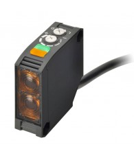 Fotoelektromos érzékelő, prizmás, érzékelési távolság 6m, AC/DC, relés kimenet, 2m beöntött kábellel